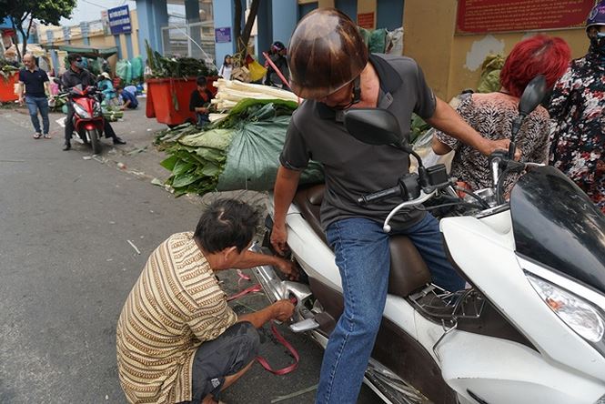 120.000 đồng một bó lá dong bán vỉa hè Sài Gòn